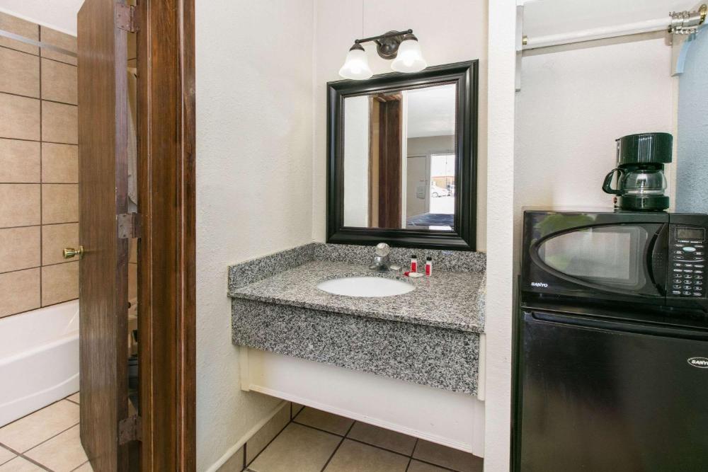 King Room with Roll-In Shower - Mobility/Hearing Accessible - Non-Smoking interior